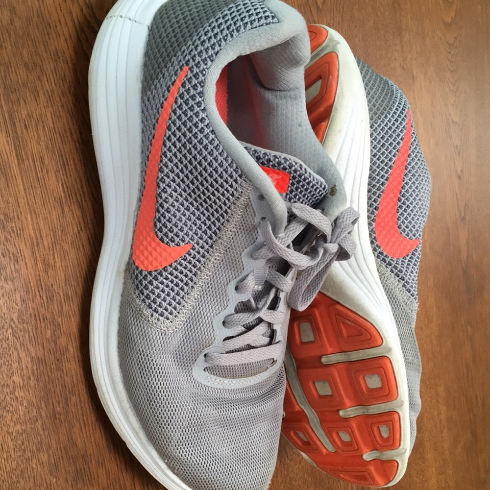 Nike unisex 9.5 Gray w/ orange swish. Previously worn but lots@lots of wear left